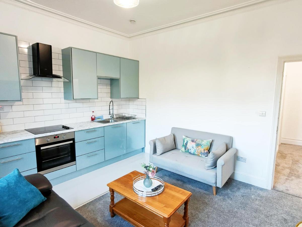Flat-C, 4 Adults, 20 Mins To Beach, Netflix, Wifi, Sleeps 4 Adults Bournemouth Exterior photo