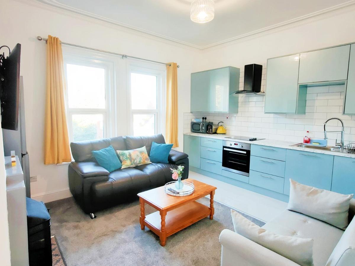 Flat-C, 4 Adults, 20 Mins To Beach, Netflix, Wifi, Sleeps 4 Adults Bournemouth Exterior photo